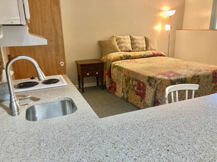 En la planta baja principal, cocina americana, cama tamaño queen.