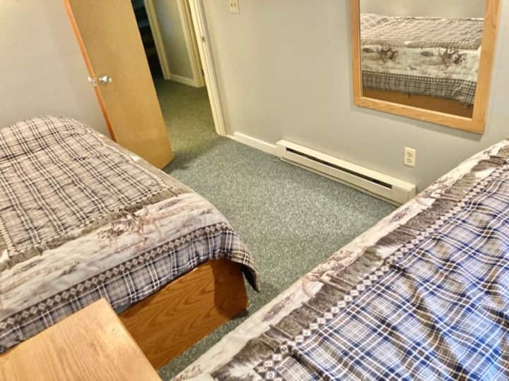 En planta superior, dormitorio 3, dos de una sola planta con almacenamiento de cajones. 