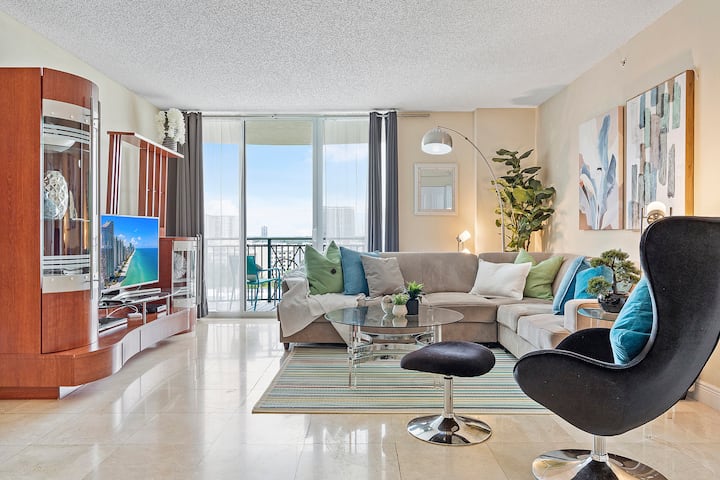 Sunny Isles Oasis Spacious 2/2 With Stunning Views - North Miami Beach