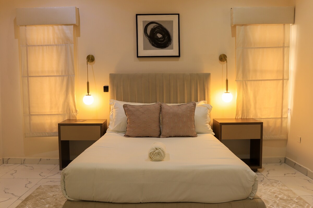 ความหรูหราและความสะดวกสบายในห้องนอนอพาร์ทเมนท์ดีลักซ์ของเรา!