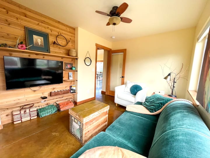 ห้องสื่อที่สะดวกสบายพร้อมทีวีจอแบนและ Apple ทีวีสำหรับสตรีมมิ่ง 