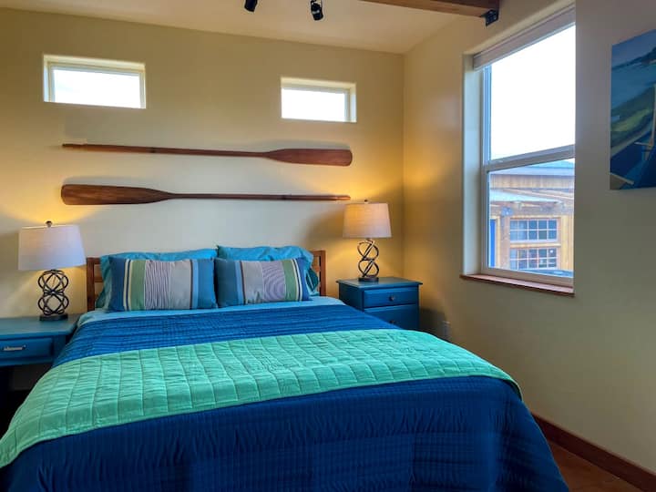 ห้องนอนควีนไซส์ที่อบอุ่นพร้อมฟูกนอนออร์แกนิกที่นุ่มสบาย สัมผัสความเงียบสงบและการนอนหลับพักผ่อนในที่พักที่เงียบสงบแห่งนี้ประดับประดาด้วยการตกแต่งอย่างมีรสนิยมและเฉดสีทะเลสาบที่ผ่อนคลาย สถานที่พักผ่อนที่สมบูรณ์แบบสำหรับการนอนหลับที่เงียบสงบ 