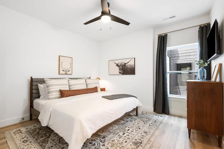 Dormitorio 5 con una cama tamaño king. No hay mantas delgadas aquí, usamos edredones para lo último en comodidad lujosa.