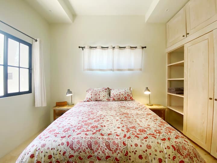 Lijepa spavaća soba s kvalitetnim madracem i pamučnom posteljinom. Dobra ventilacija.  Veći prozor gleda na terasu, a ne prema ulici, pa ima privatnost.