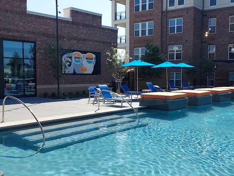 Cozy 2 BR king bed, lux pool DFW