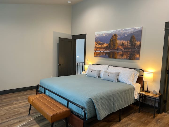 El dormitorio principal cuenta con una cama tamaño king. 