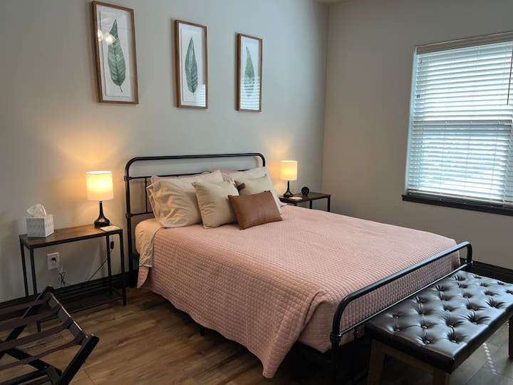 El dormitorio del segundo piso principal también cuenta con una cama tamaño queen. 