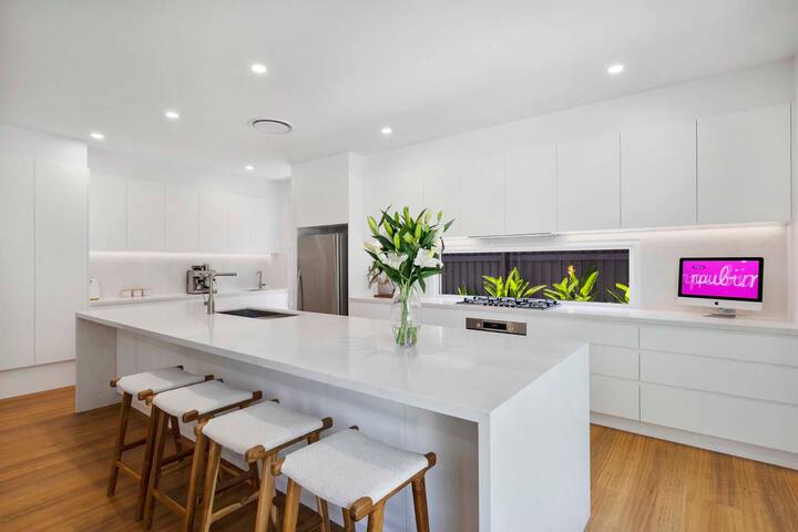 Paradise on Pacific ~ Luxurious Noosa Beach House gallery image 3