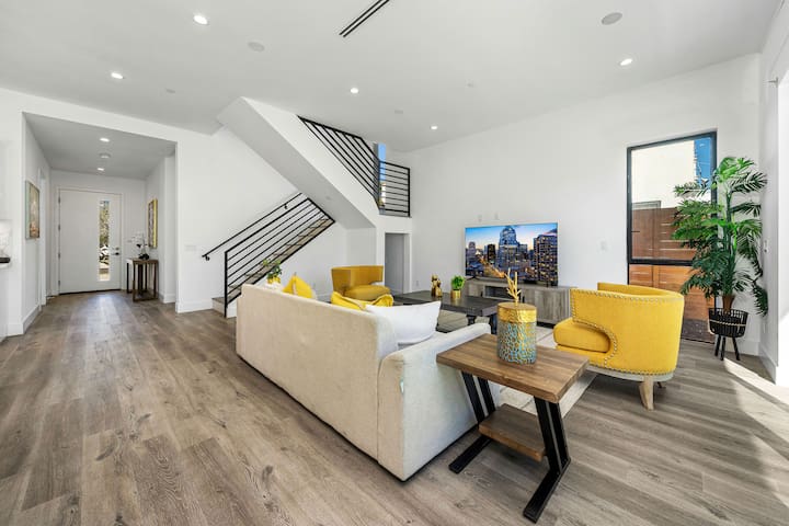 5BR/5.5BA New Villa in Los Angeles With Parking