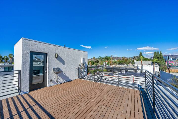 5BR/5.5BA Gorgeous Villa in Melrose with Parking gallery image 5