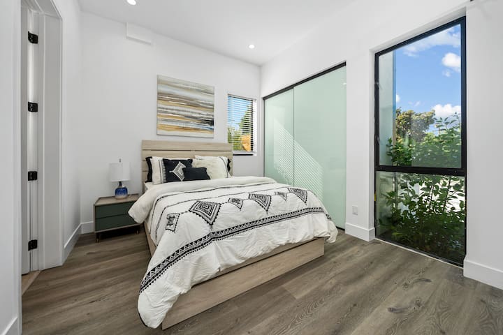 5BR/5.5BA Gorgeous Villa in Melrose with Parking gallery image 3