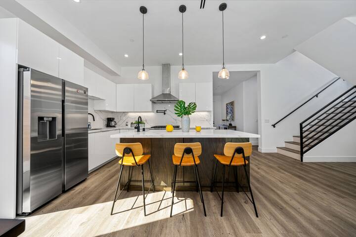 5BR/5.5BA Gorgeous Villa in Melrose with Parking gallery image 4