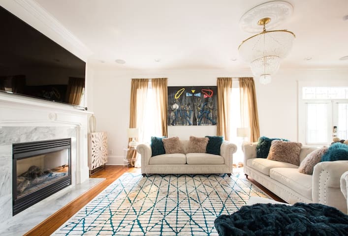 Newly Listed Art Deco Home, 5 mins From French QTR gallery image 2