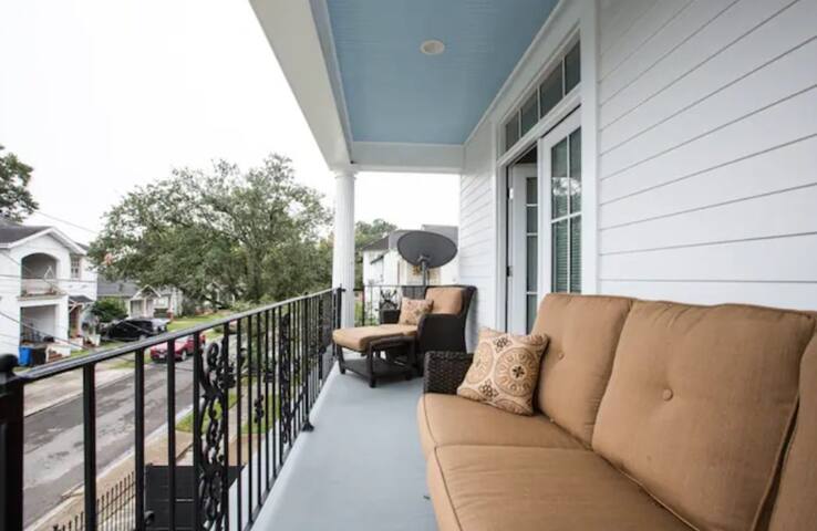 Newly Listed Art Deco Home, 5 mins From French QTR gallery image 4