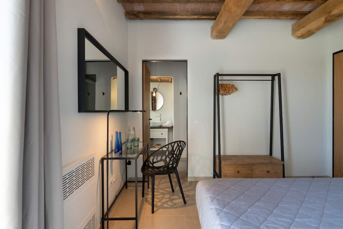 Bedroom 3 at Poggio alla Famina with private washbasin area