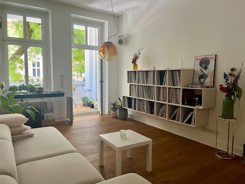 Popular Airbnb listing: Stylish and artsy 1-bedroom in wonderful Rixdorf in Neukölln