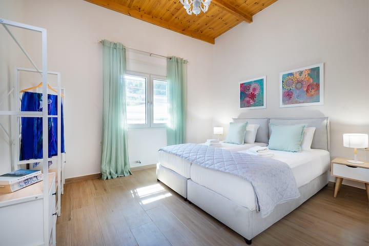 迷人的双床卧室，配有柔和的粉彩色调、舒适的床上用品和宁静的氛围。