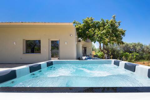 Villa Avo, 2 BD, 2 BA, private heated Jacuzzi!