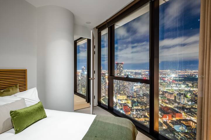 Luxurious CBD and Garden View Home! 3Br|2Br|1P gallery image 5