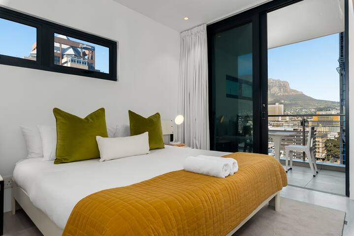 Artistic Oasis On Bree | Table Mountain Views gallery image 2