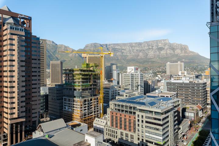 Artistic Oasis On Bree | Table Mountain Views gallery image 4