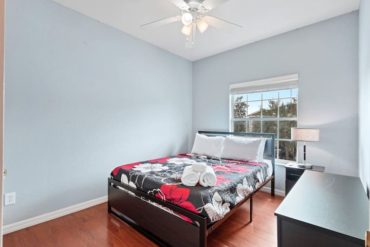 يحتوي بيت المدينة هذا على ما مجموعه 4 غرف نوم.

