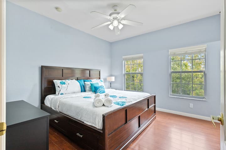 يحتوي بيت المدينة هذا على ما مجموعه 4 غرف نوم.

