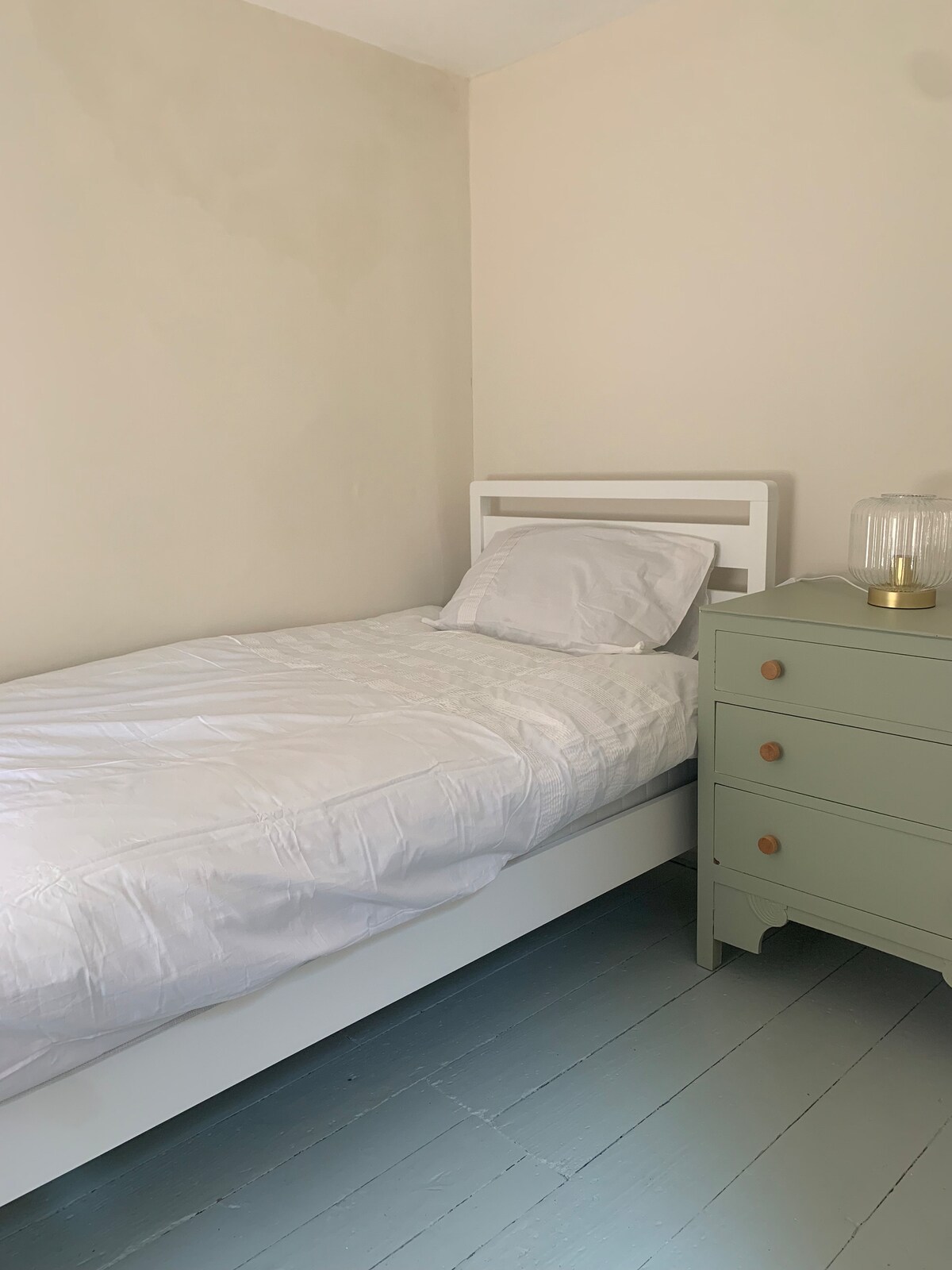 Malá jednolôžková spálňa. So zásuvkami a nočnou lampou.