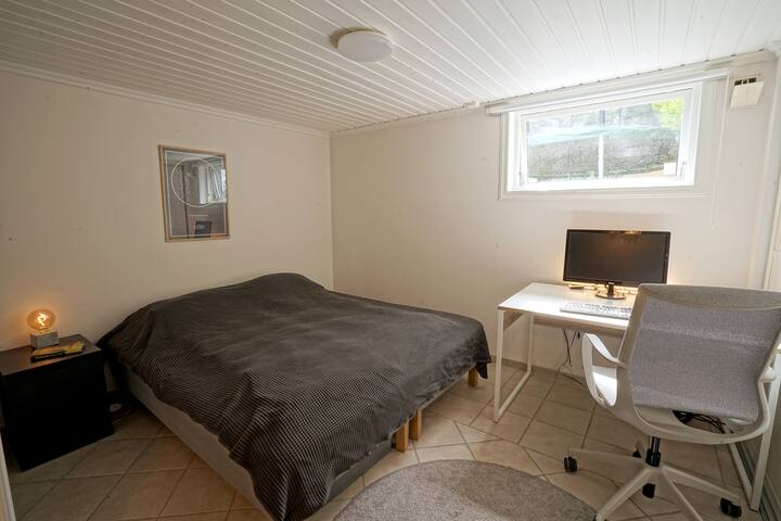 Unique family friendly apt w/garden, parking, wifi gallery image 5