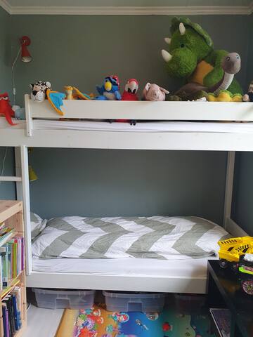 Unique family friendly apt w/garden, parking, wifi gallery image 3