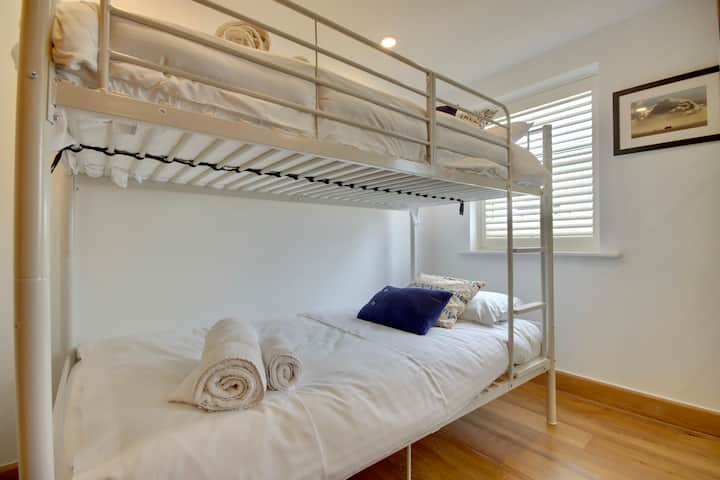 Dormitorio 3. Literas con colchones de espuma viscoelástica y armarios de doble espejo. 