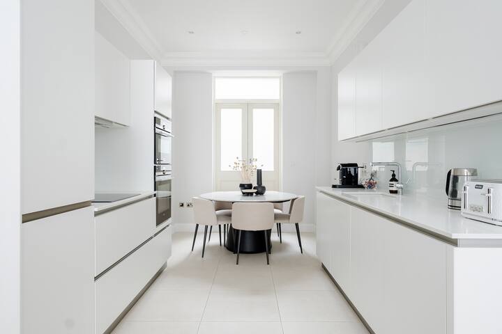 Stunning Central London Townhouse by Oxford Street gallery image 3