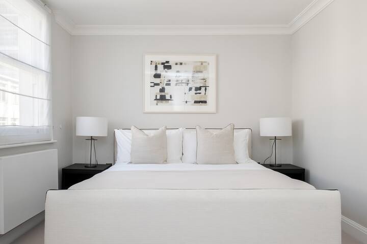 Stunning Central London Townhouse by Oxford Street gallery image 2