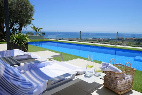 Idyllic house with a swimming pool and views of Costa Brava 30 minutes away