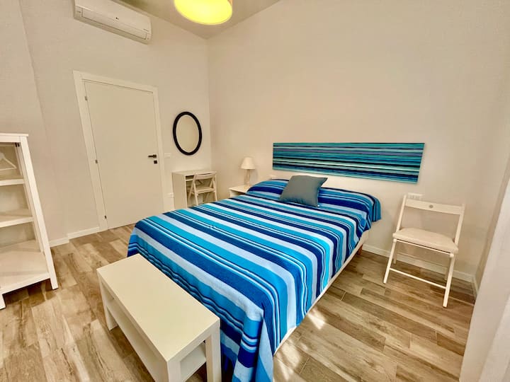 Das Einzelzimmer mit Bett mit eineinhalb Plätzen, sehr elegant und angenehm 