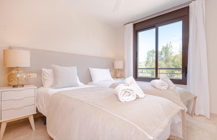 Chambre 2 avec vue sur la vallée de la Finca Cortesin