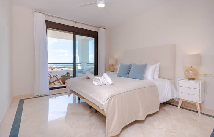 Chambre principale avec accès direct à la terrasse et vue magnifique sur la mer.