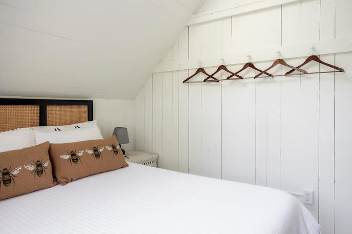 ห้องนอนควีนไซส์ด้านหลังชั้นสองพร้อมราวเชคเกอร์สำหรับเก็บของ (ไม่มีตู้เสื้อผ้า)