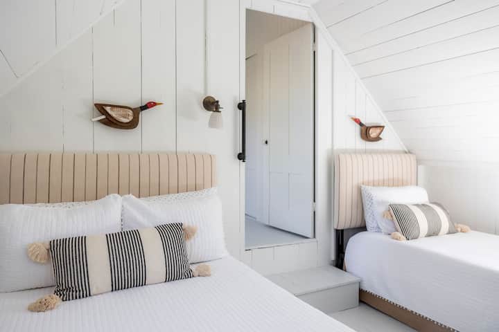 ห้องนอนชั้น 2 มีเตียงคู่ 1 เตียงเตียงคู่ 1 เตียงและตู้เสื้อผ้าขนาดเล็ก (ไม่มีรูป) ประตูในภาพเป็นทางไปยังชั้น "เล้าไก่" และห้องน้ำ