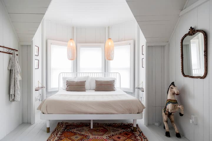 เตียงคิงไซส์ห้องนอนหลักชั้น 2 (ด้านซ้าย) ที่ด้านหน้าของคอทเทจมองเห็นเวสลีย์พาร์ค