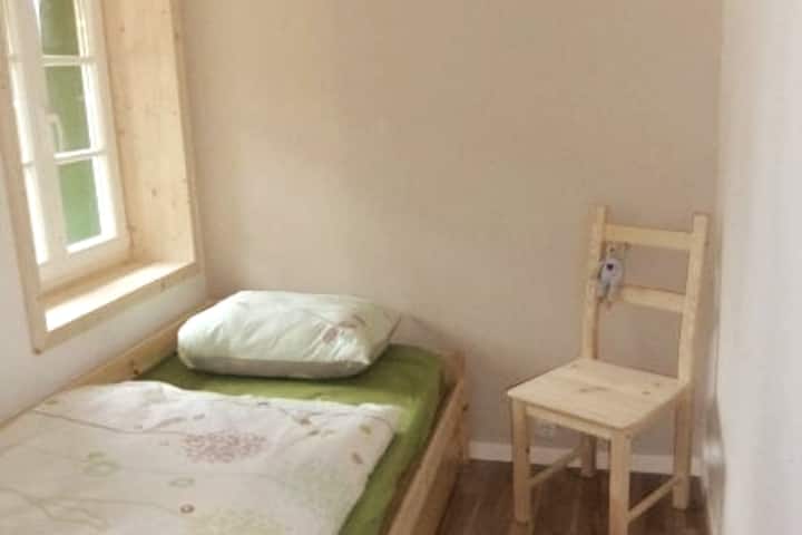 ห้องนอน 5 ชั้นบน (โปรดนำผ้าปูที่นอนมาด้วย) พร้อมเตียงเลื่อนได้