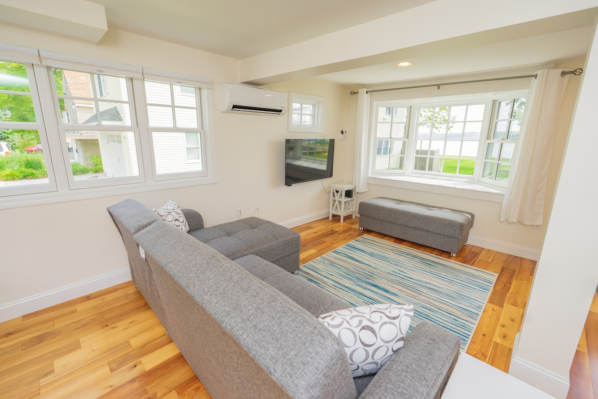 סלון נעים עם נוף מדהים מחלון המפרץ.