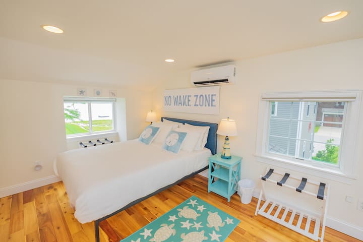 سرير ميموري فوم جديد تمامًا ومكيف هواء بارد وإطلالة على الماء من السرير. ما الذي يمكنك طلبه في يوم صيفي حار في نيو إنجلاند ؟ 