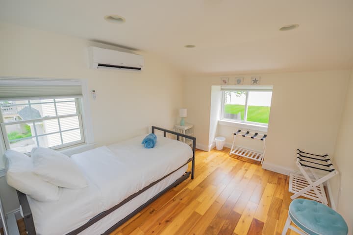 كما تستضيف غرفة النوم الثانية إطلالة رائعة في الخارج.