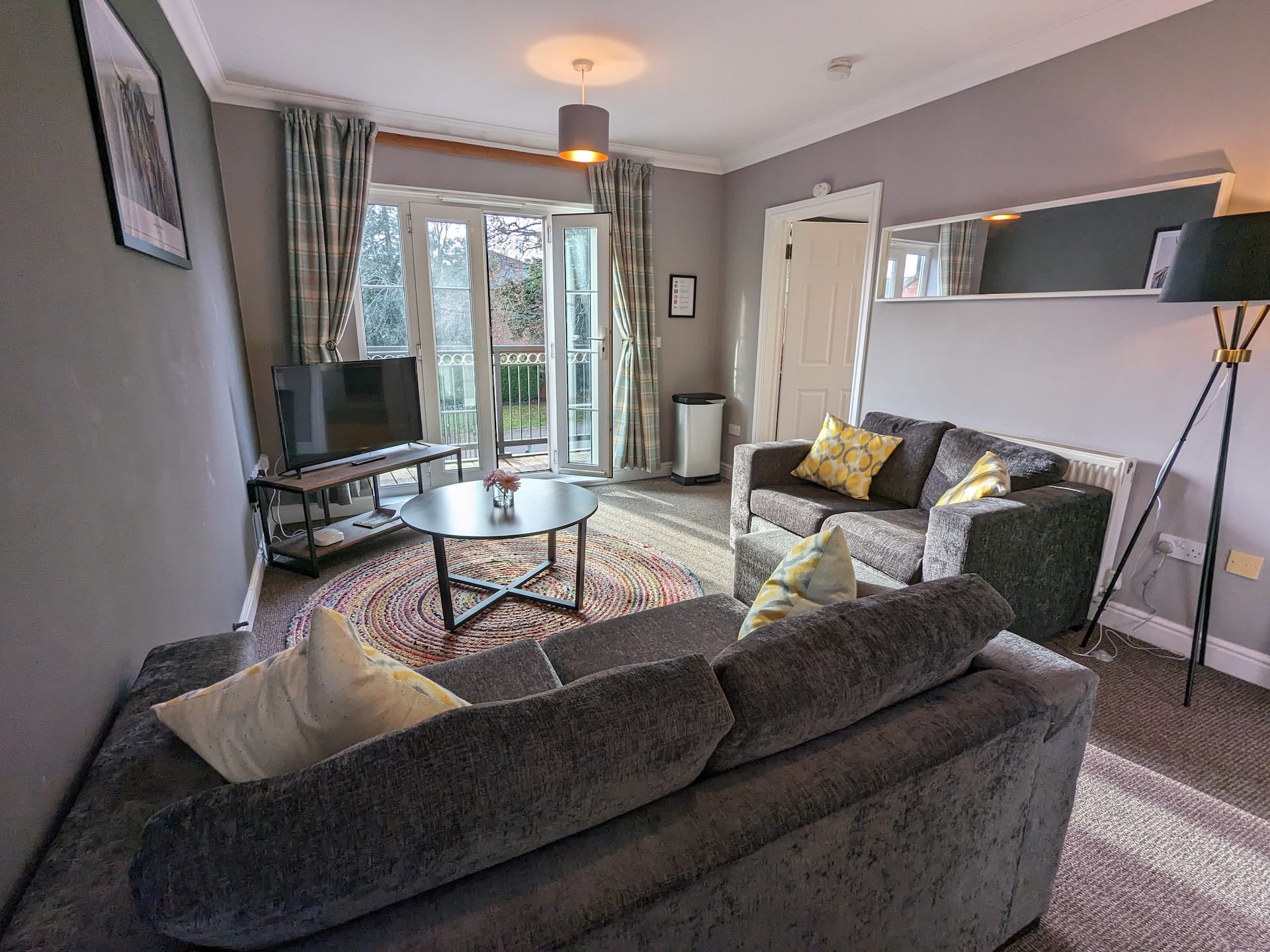 Stylish Modern Apartment with FREE PARKING