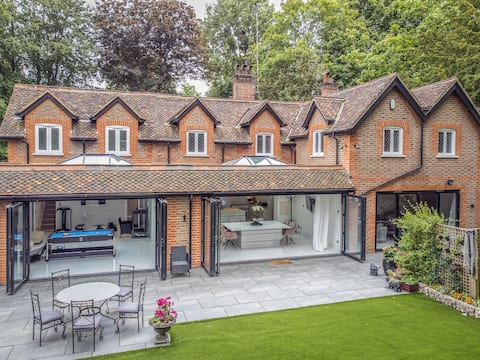 Historic 5 Bed Retreat: Tranquil Hidden Gem