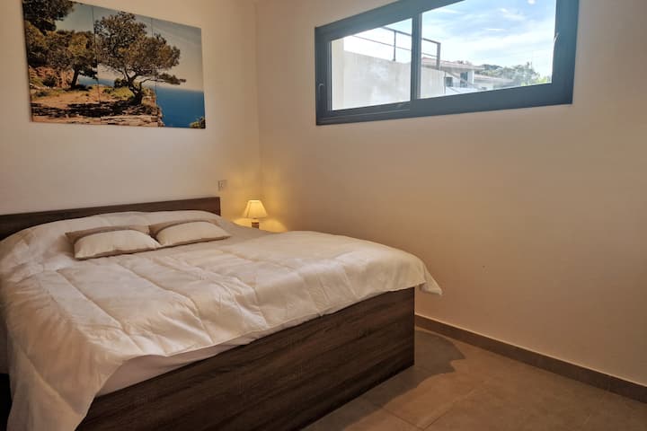 Chambre double lit en 160 cm, climatisation et tv