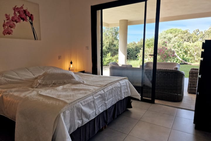 Chambre lit double en 160 cm, donne sur le jardin, tv et climatisation.