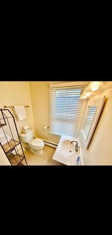 Downtown Newport/2 Bedroom w/ Parking/Newport Loft gallery image 5