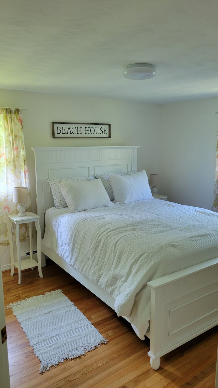 ห้องนอนควีนไซส์พร้อมอ่างอาบน้ำครึ่ง